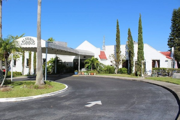 alfanos-restaurant-clearwater-fl-exterior-2