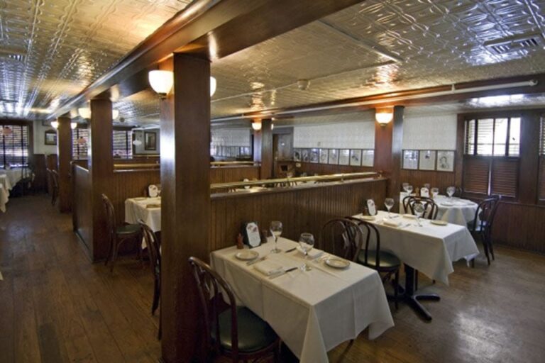 the palm restaurant east hampton interior 1 768x512