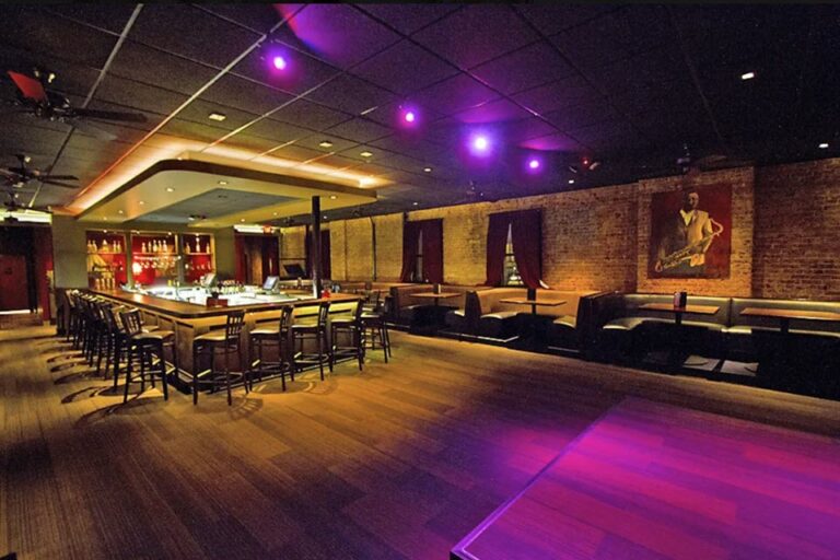 pearlz oyster bar columbia sc interior 6 768x512