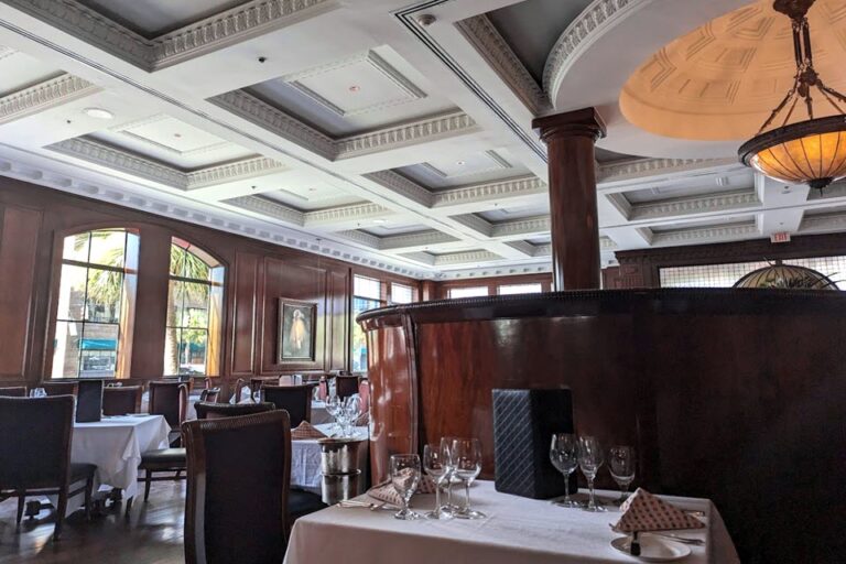 grill 225 charleston sc interior 9 768x512